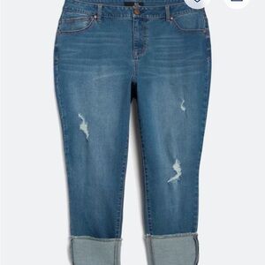 Danielle Deep Cuff Capri Jean
1822 Denim